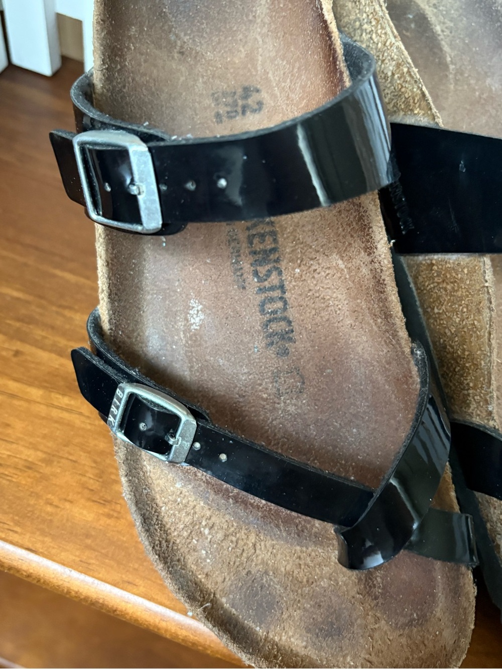 Birkenstock Mayari 42 Toe Loop Patent Black Sandals - Picture 5 of 13